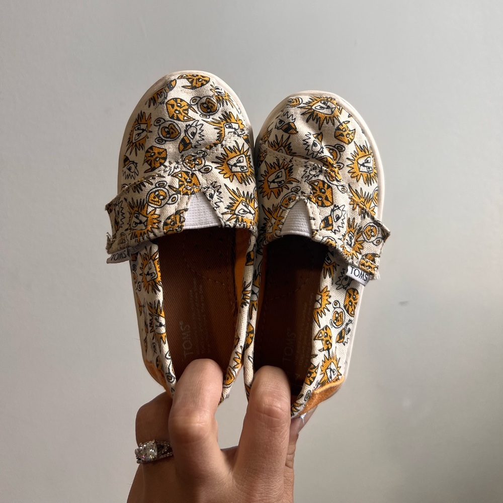 Toms size 7 slip on shoes